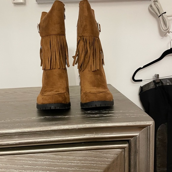 Fringe boots with a heal - Picture 3 of 4